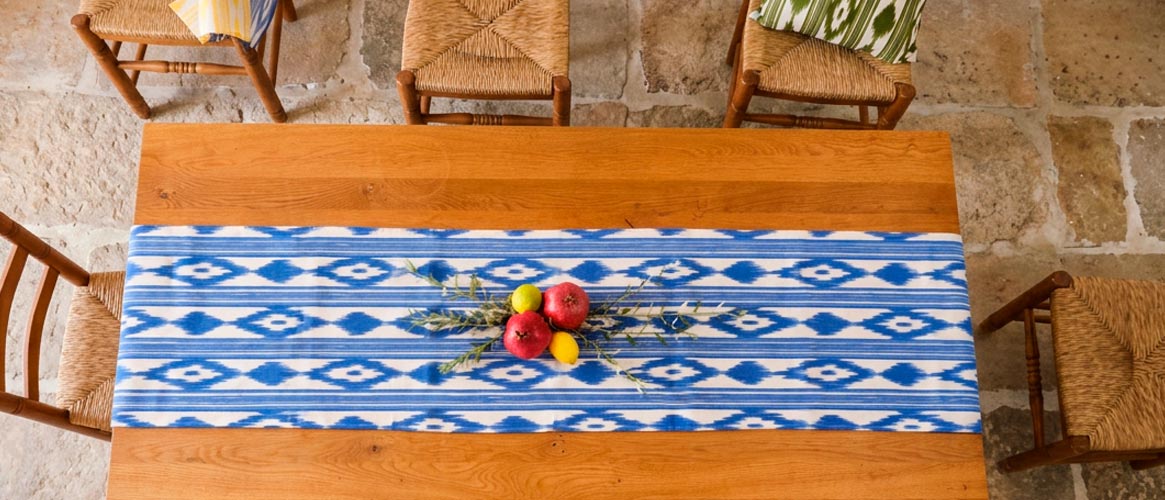 Tischläufer aus mallorquinischem Ikat-Stoff – Blau
