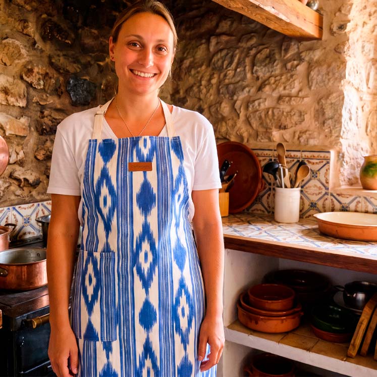 Kochschürze aus mallorquinischem Ikat-Stoff – Marineblau