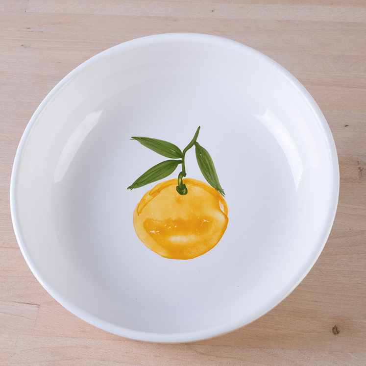 Handgefertigte Keramikschüssel mit Orangendekor, Durchmesser 23 cm.