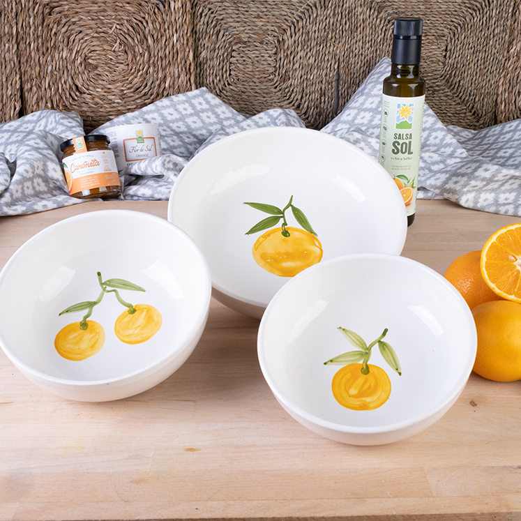 Handgefertigte Keramikschale mit Orangendekor, Durchmesser 17 cm.
