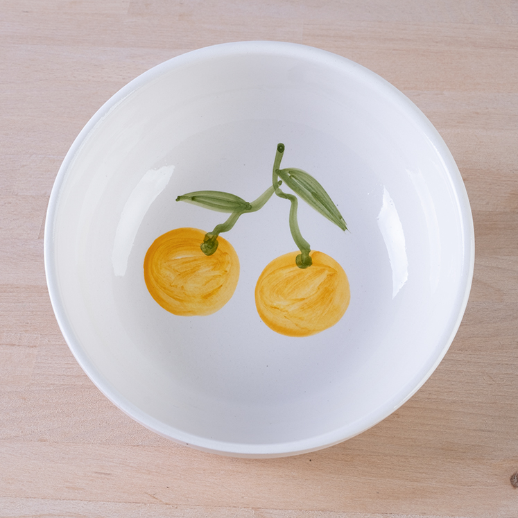 Handgefertigte Keramikschale mit Orangendekor, Durchmesser 17 cm.