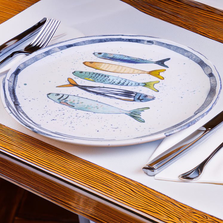 Flat plate decorated with fish, 26 cm diameter