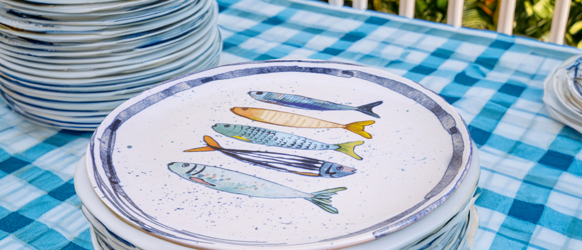 Flat plate decorated with fish, 26 cm diameter