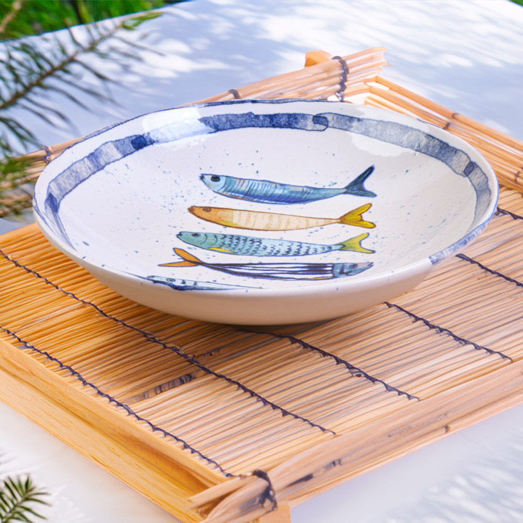 Deep plate decorated with fish, 21 cm diameter.