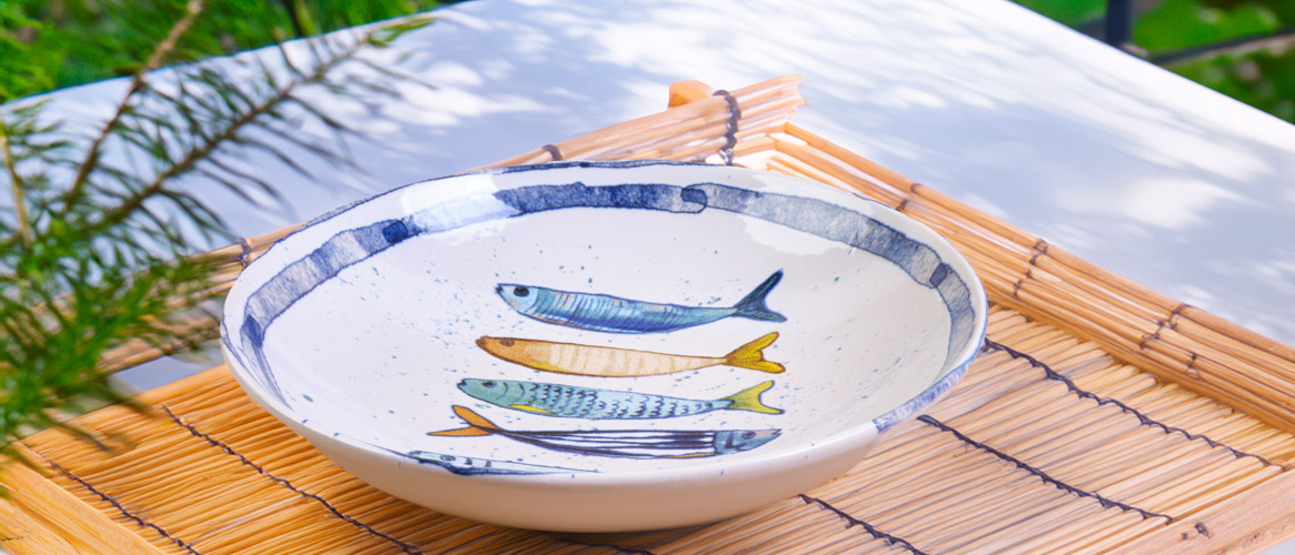 Deep plate decorated with fish, 21 cm diameter.