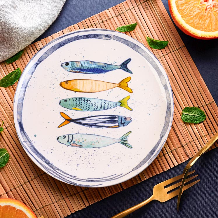 Dessert plate decorated with fish, 20 cm diameter.
