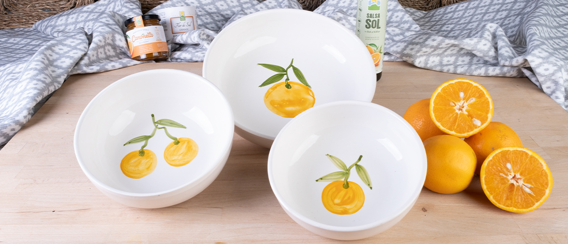 Handgefertigte Keramikschale mit Orangendekor, Durchmesser 17 cm.