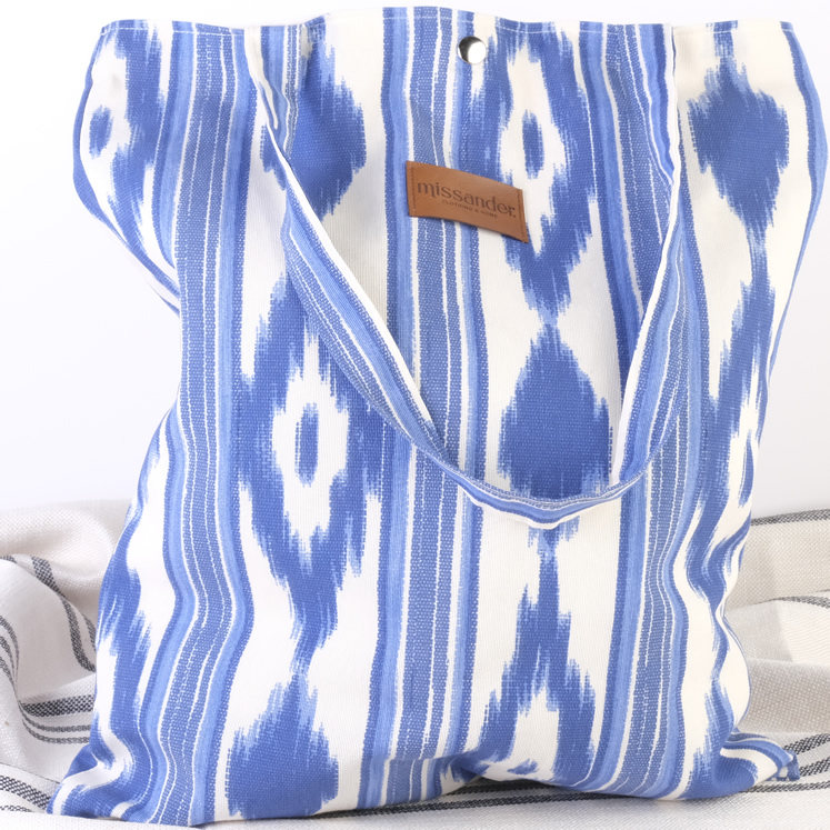 Blaue Tragetasche aus Ikat-Zungenstoff