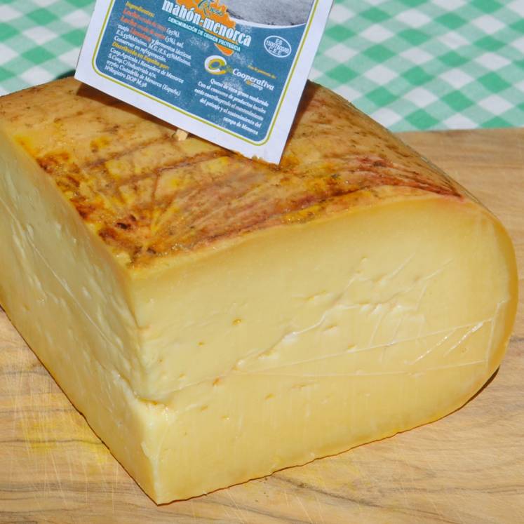 Queso Mahón, Käse aus Kuh- und Schafsrohmilch halbreif