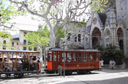 Plaza von Sóller mit dem Zug nach Palma